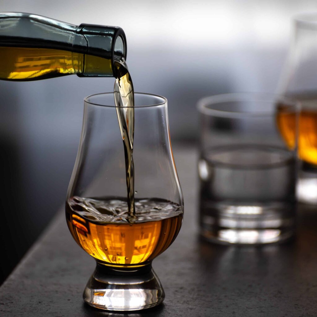 taça Glencairn taça Glencairn sendo servida com whisky.